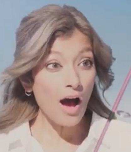「綺麗なお腹」「脚長すぎ」ローラ、美ボディ際立つ全身ピンクコーデに絶賛の声！