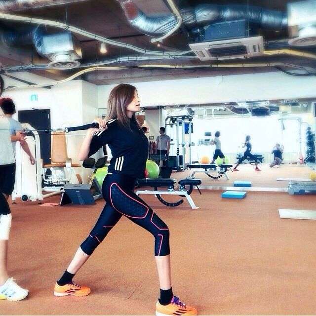 「綺麗なお腹」「脚長すぎ」ローラ、美ボディ際立つ全身ピンクコーデに絶賛の声！