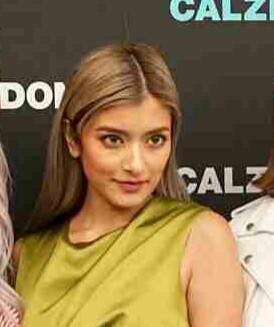 「綺麗なお腹」「脚長すぎ」ローラ、美ボディ際立つ全身ピンクコーデに絶賛の声！