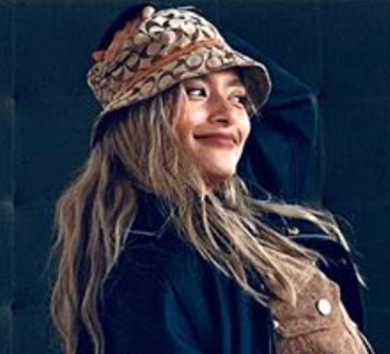 「綺麗なお腹」「脚長すぎ」ローラ、美ボディ際立つ全身ピンクコーデに絶賛の声！