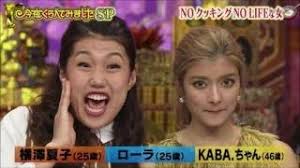 「綺麗なお腹」「脚長すぎ」ローラ、美ボディ際立つ全身ピンクコーデに絶賛の声！