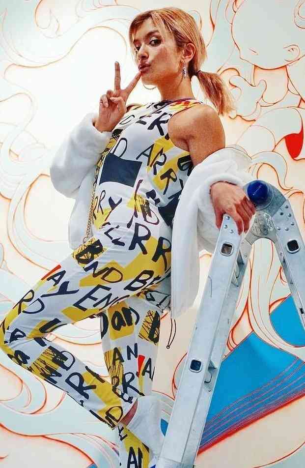 「綺麗なお腹」「脚長すぎ」ローラ、美ボディ際立つ全身ピンクコーデに絶賛の声！