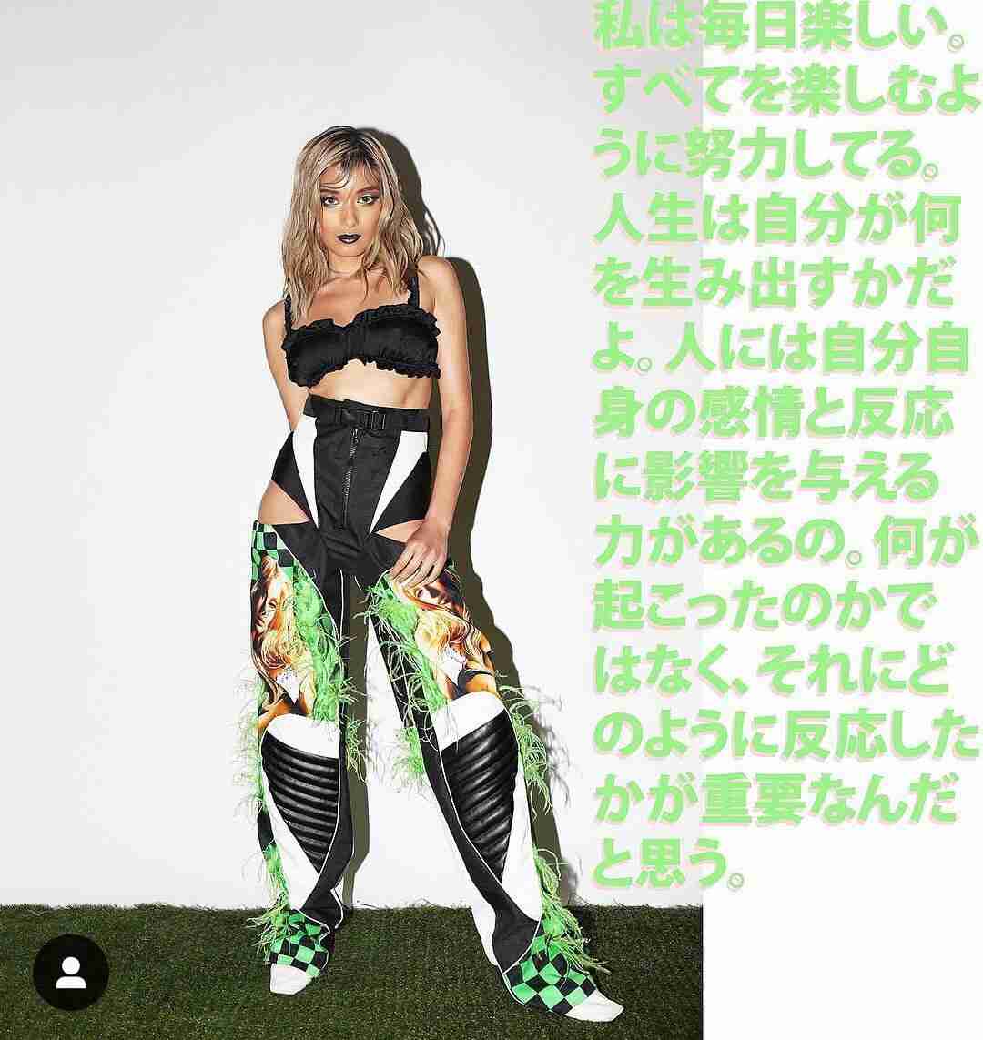 「綺麗なお腹」「脚長すぎ」ローラ、美ボディ際立つ全身ピンクコーデに絶賛の声！