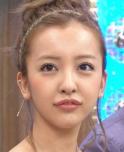 板野友美、私物コスメ公開 目力UPの“こだわりメイクテク”を紹介