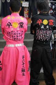 「特攻服」の中3男女12人補導　卒業式の夜、天神に集結　事前に警告も [福岡県]