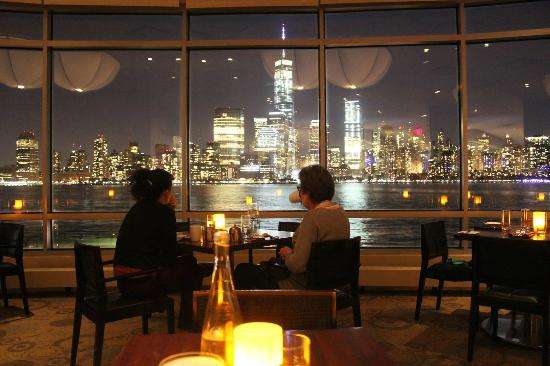 デートでソファー席に座る男