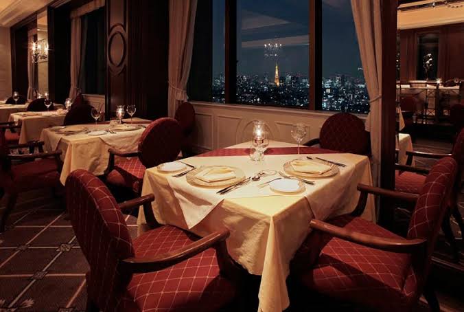 デートでソファー席に座る男