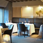 デートでソファー席に座る男