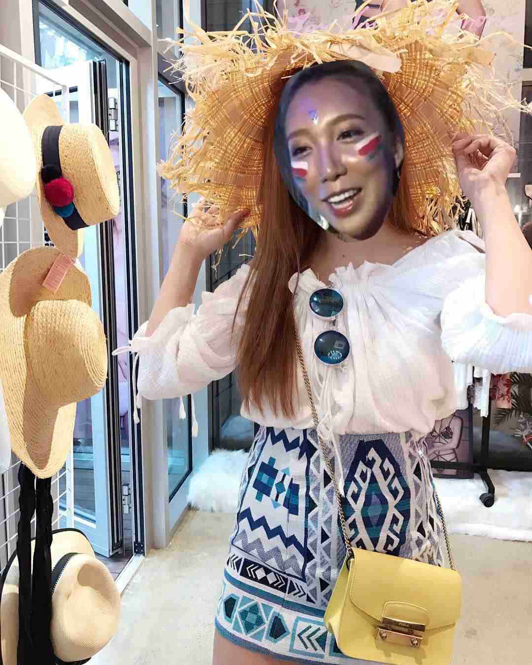「写真集お待ちしてます」ざわちん、胸元露わなセクシー赤髪ショットを公開