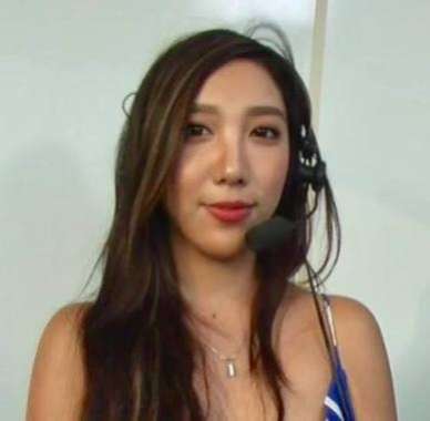 「写真集お待ちしてます」ざわちん、胸元露わなセクシー赤髪ショットを公開
