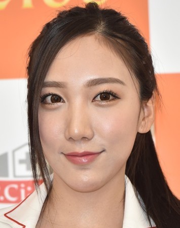 「写真集お待ちしてます」ざわちん、胸元露わなセクシー赤髪ショットを公開