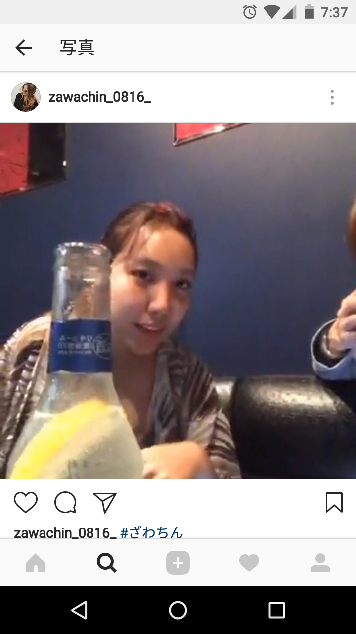 「写真集お待ちしてます」ざわちん、胸元露わなセクシー赤髪ショットを公開