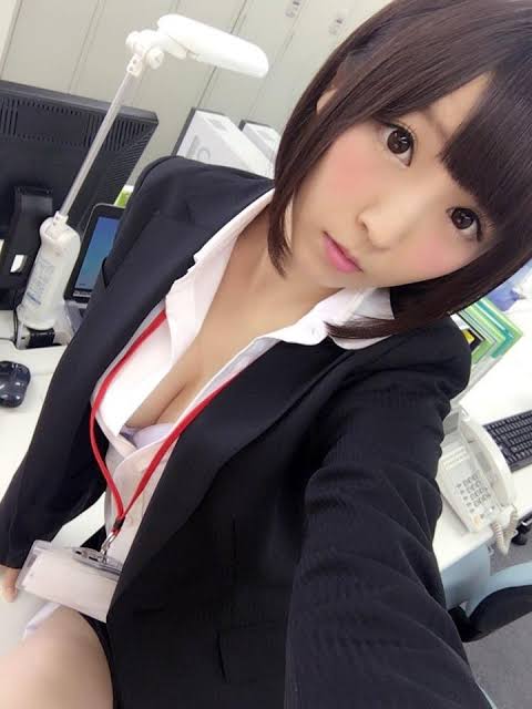 「写真集お待ちしてます」ざわちん、胸元露わなセクシー赤髪ショットを公開