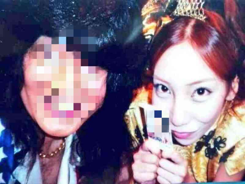 「写真集お待ちしてます」ざわちん、胸元露わなセクシー赤髪ショットを公開
