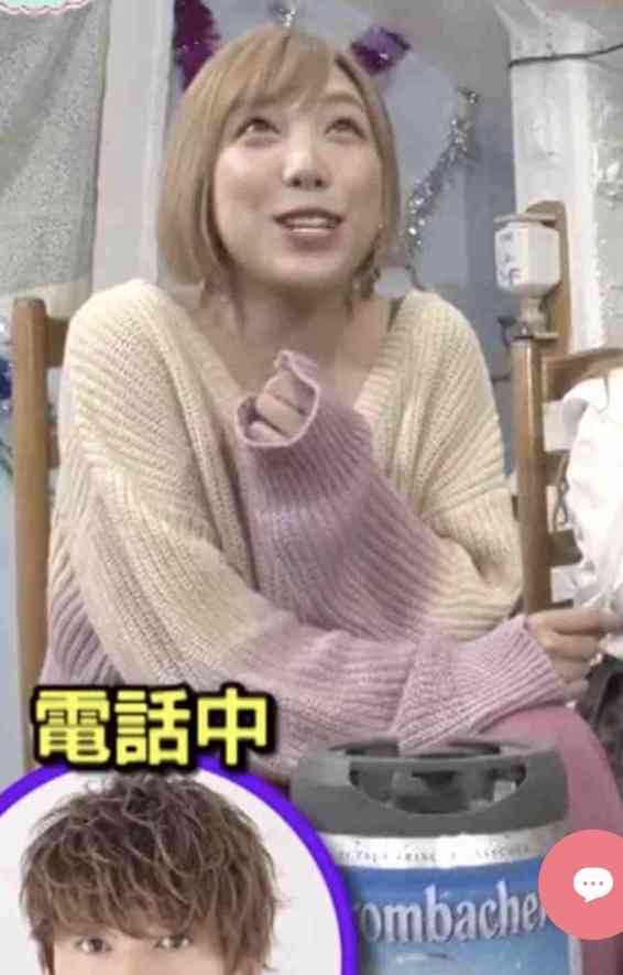「写真集お待ちしてます」ざわちん、胸元露わなセクシー赤髪ショットを公開