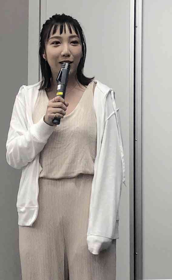 「写真集お待ちしてます」ざわちん、胸元露わなセクシー赤髪ショットを公開
