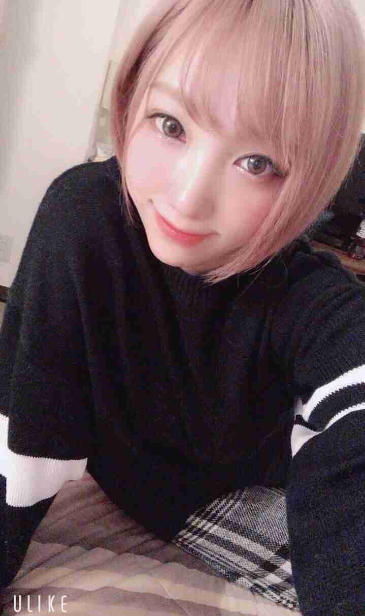 「写真集お待ちしてます」ざわちん、胸元露わなセクシー赤髪ショットを公開