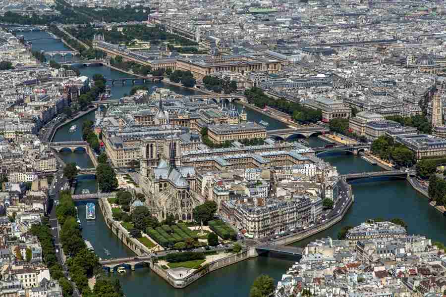 ノートルダム大聖堂で火災　93ｍの塔が焼け落ちる