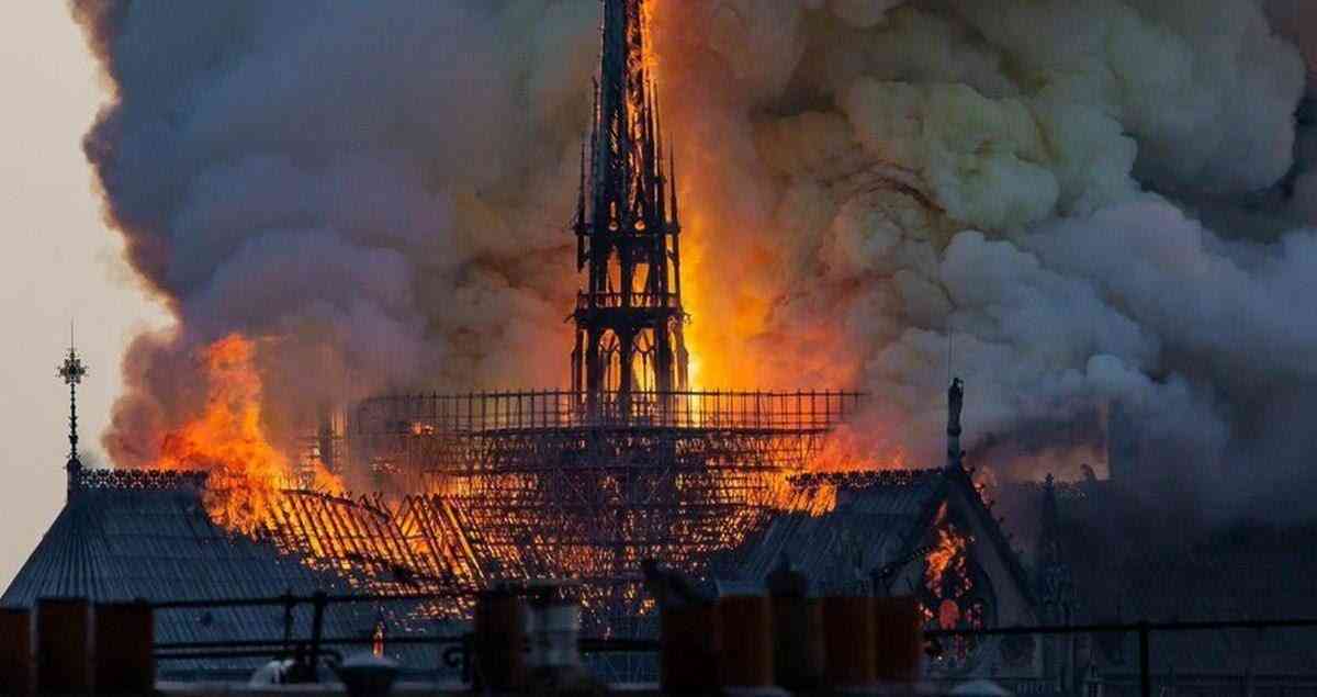 ノートルダム大聖堂で火災　93ｍの塔が焼け落ちる