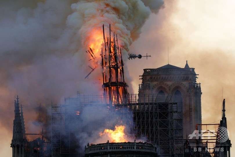 ノートルダム大聖堂で火災　93ｍの塔が焼け落ちる
