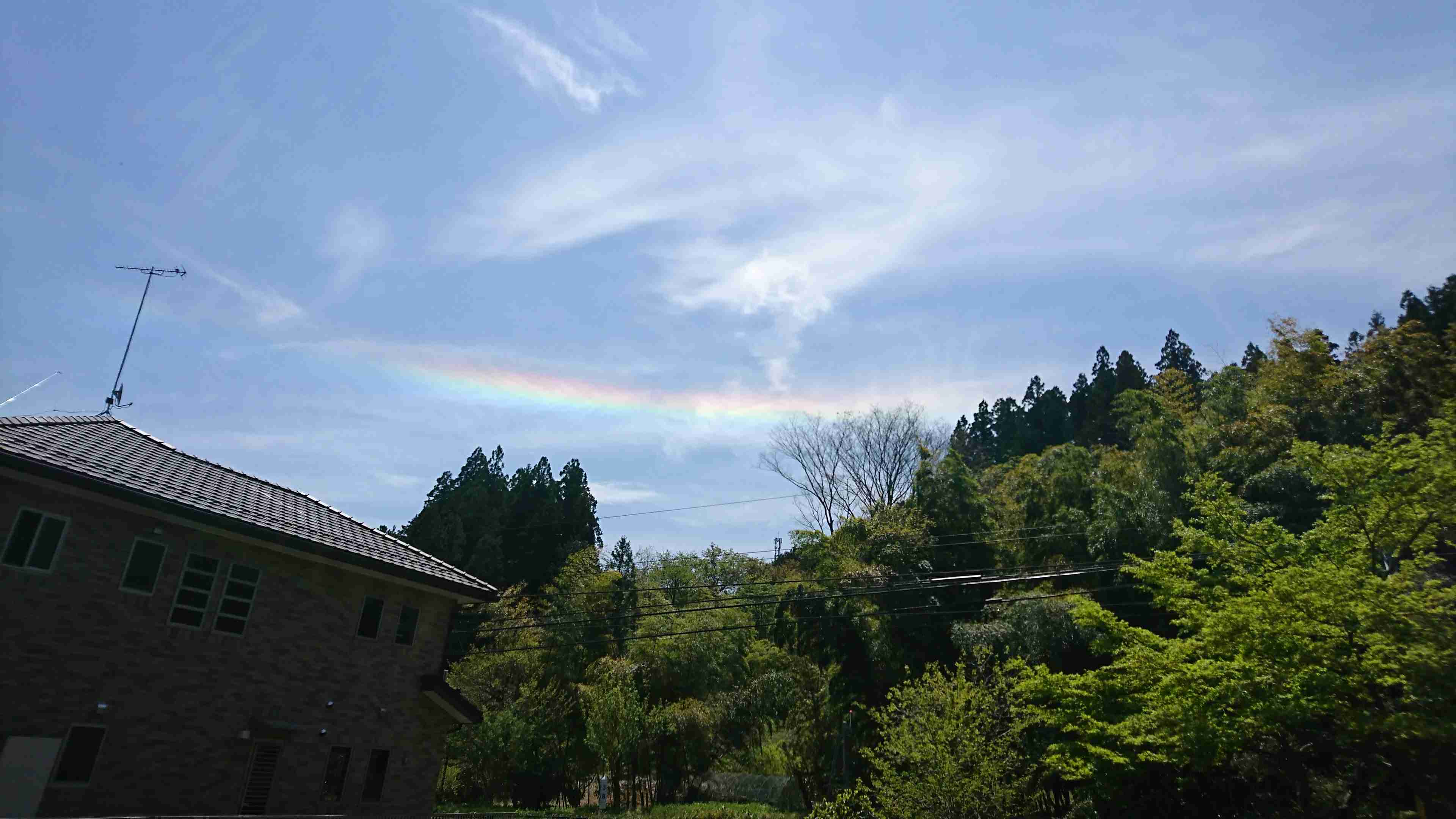 青空にかかる虹「環水平アーク」が出現　かなり珍しい「幻日環」も