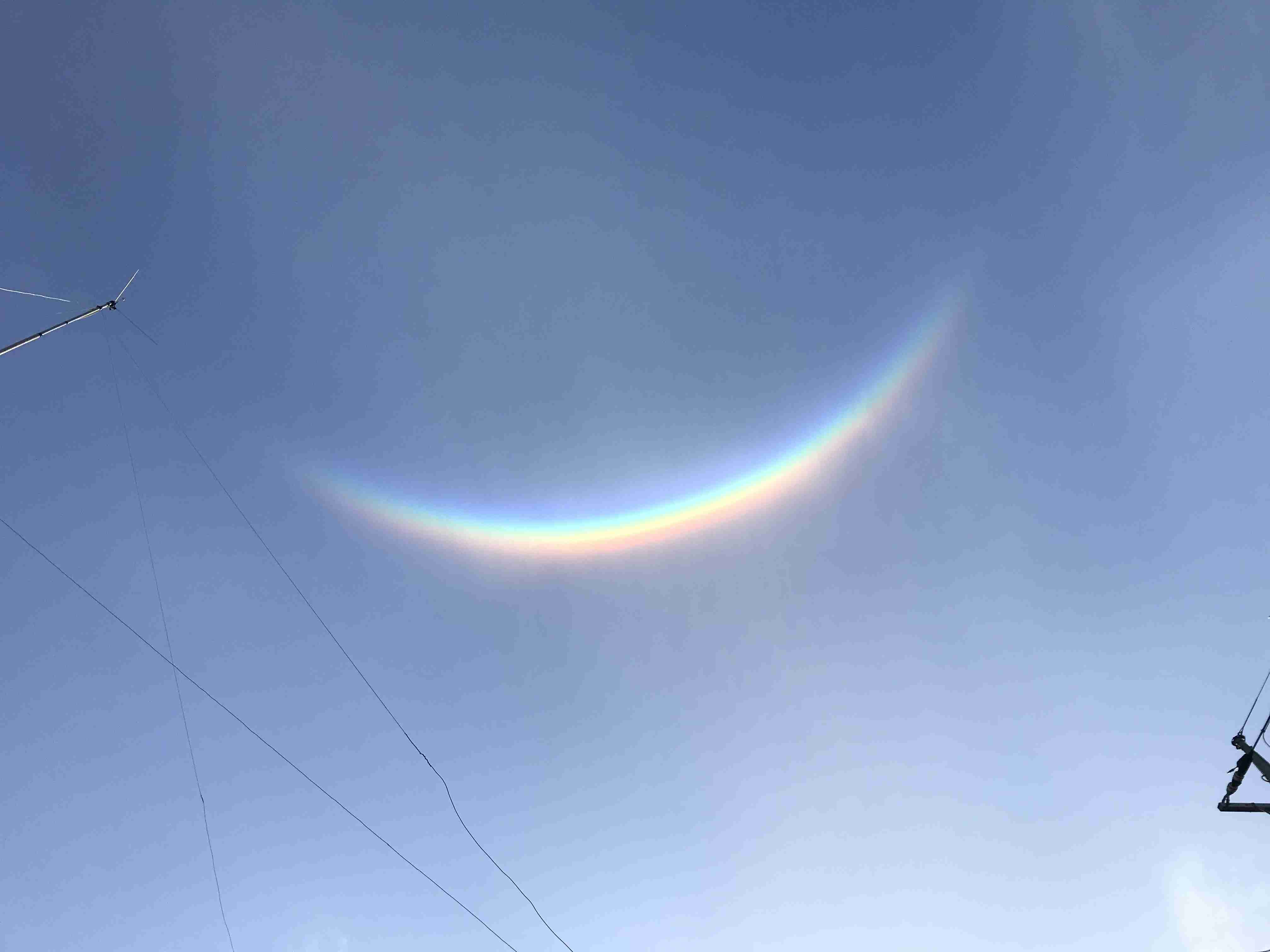 青空にかかる虹「環水平アーク」が出現　かなり珍しい「幻日環」も