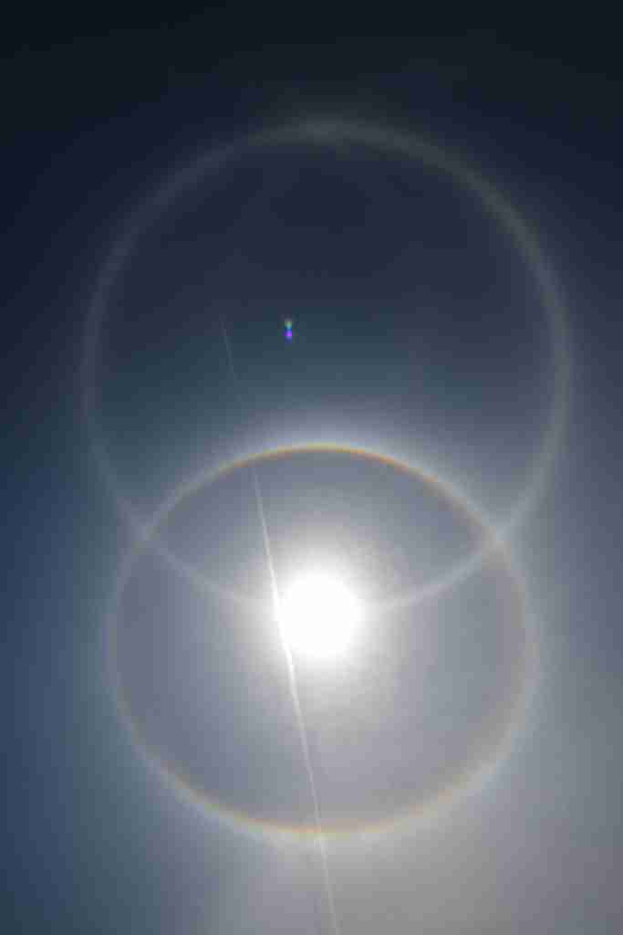 青空にかかる虹「環水平アーク」が出現　かなり珍しい「幻日環」も