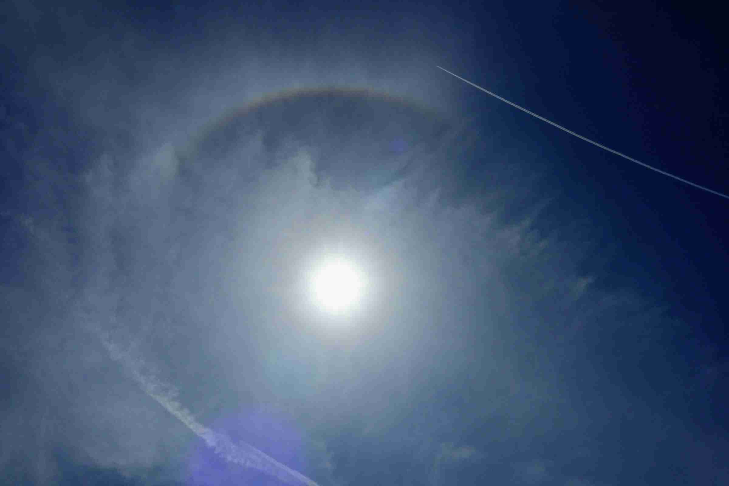 青空にかかる虹「環水平アーク」が出現　かなり珍しい「幻日環」も