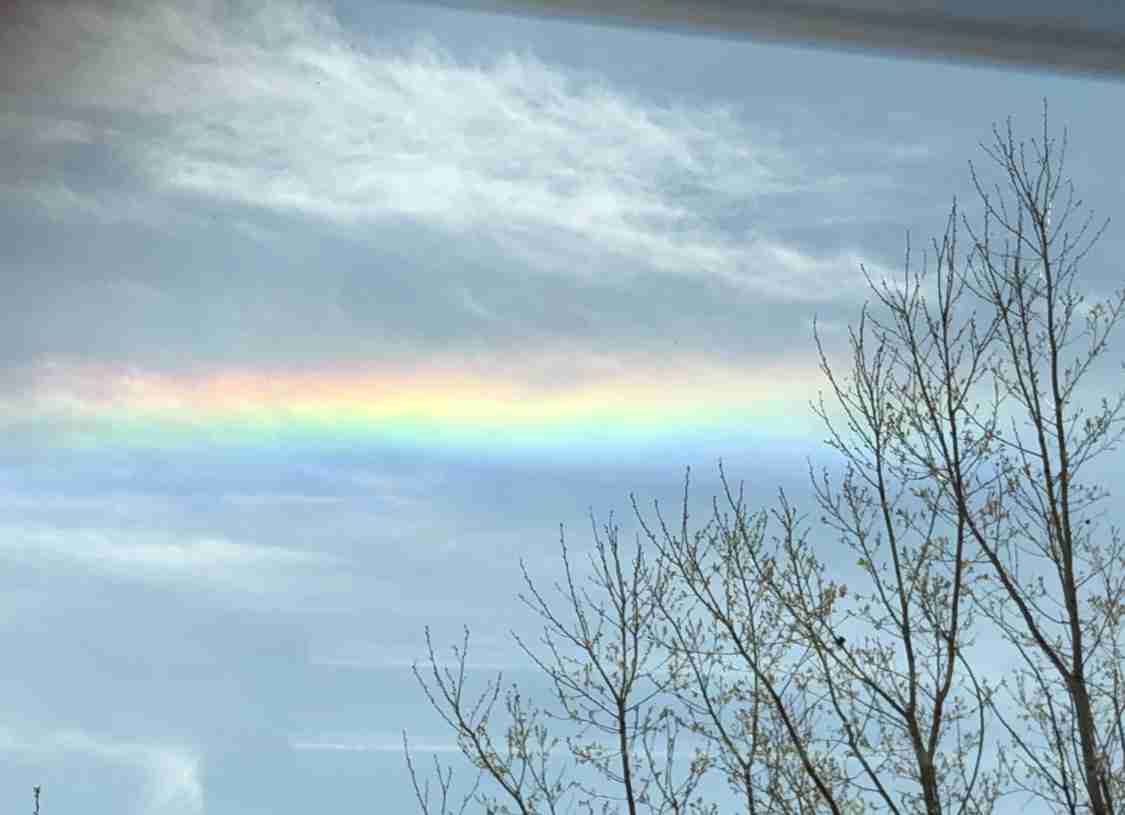 青空にかかる虹「環水平アーク」が出現　かなり珍しい「幻日環」も