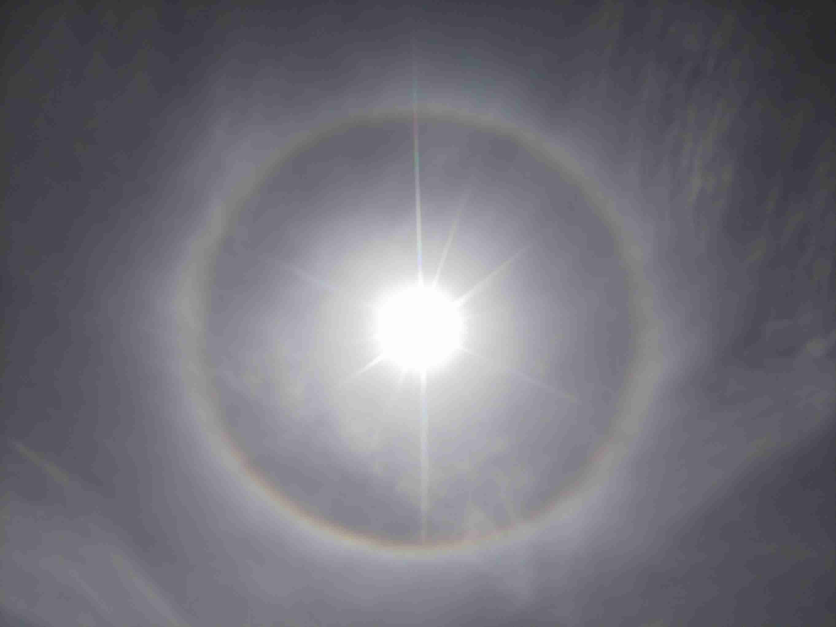 青空にかかる虹「環水平アーク」が出現　かなり珍しい「幻日環」も