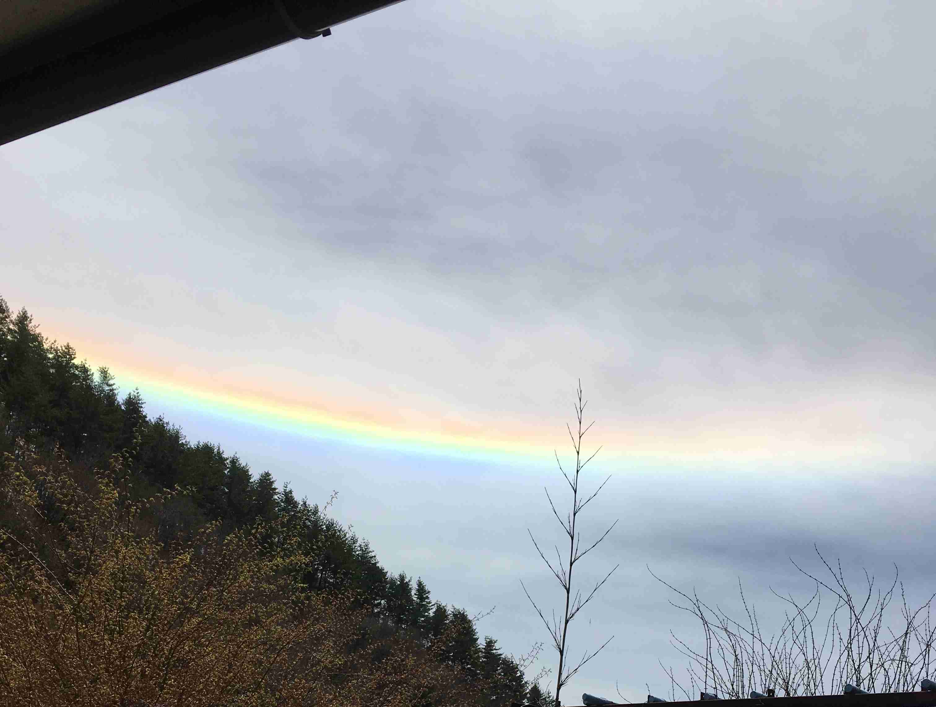 青空にかかる虹「環水平アーク」が出現　かなり珍しい「幻日環」も