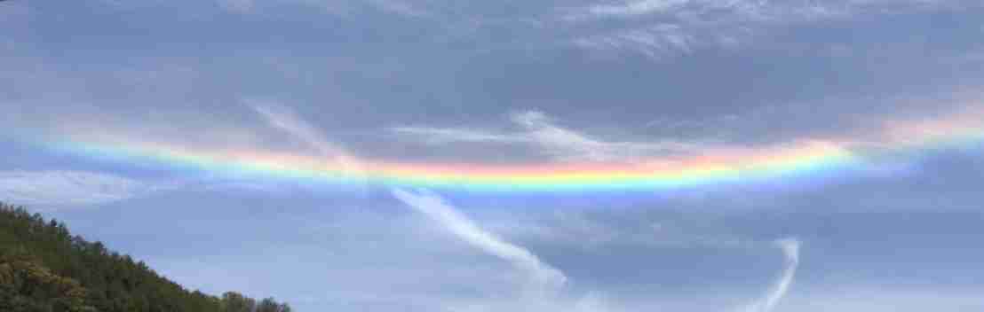 青空にかかる虹「環水平アーク」が出現　かなり珍しい「幻日環」も