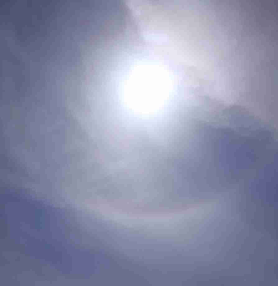 青空にかかる虹「環水平アーク」が出現　かなり珍しい「幻日環」も