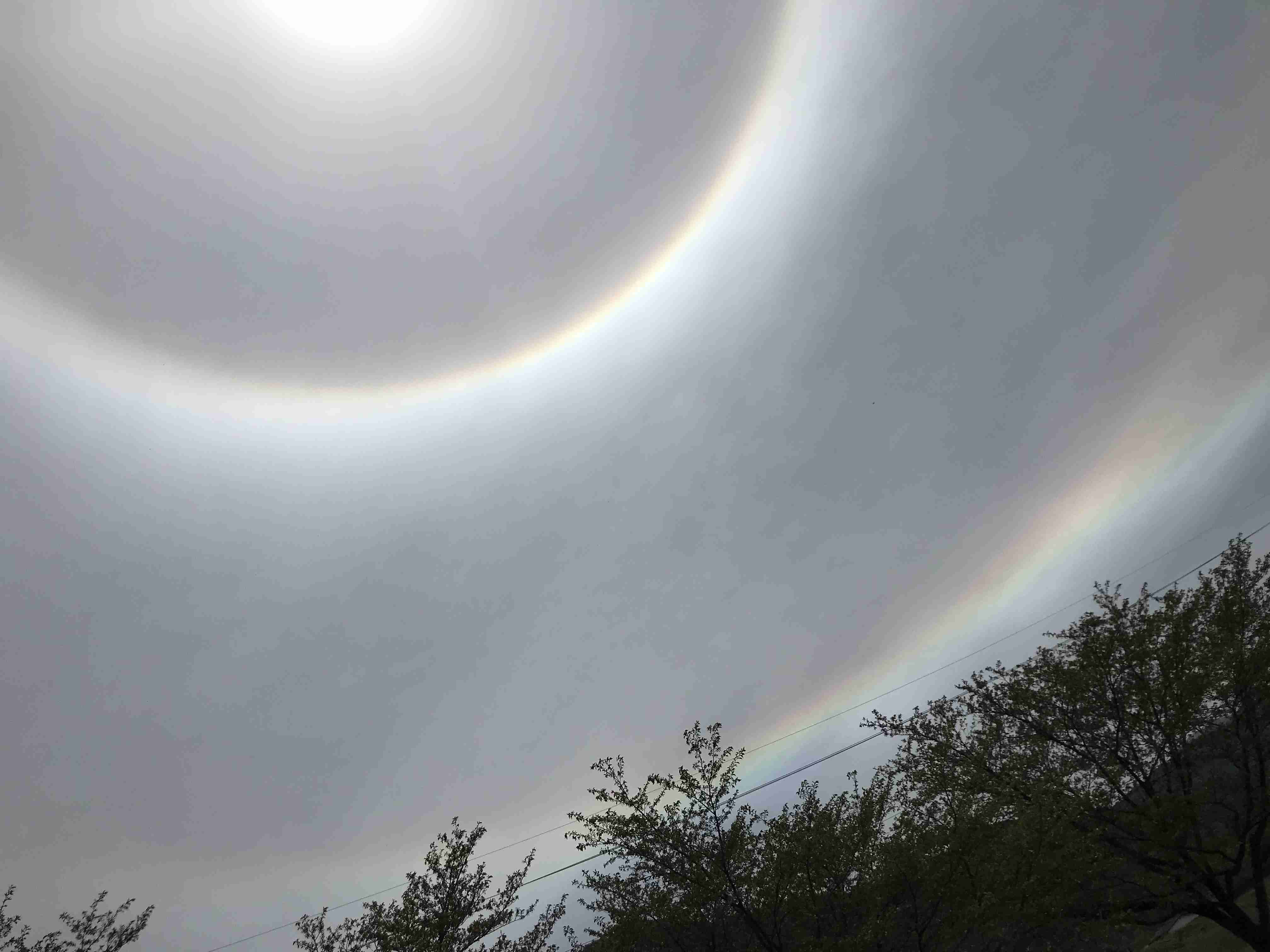 青空にかかる虹「環水平アーク」が出現　かなり珍しい「幻日環」も