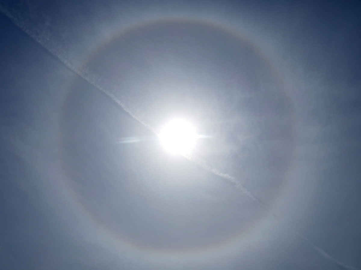 青空にかかる虹「環水平アーク」が出現　かなり珍しい「幻日環」も