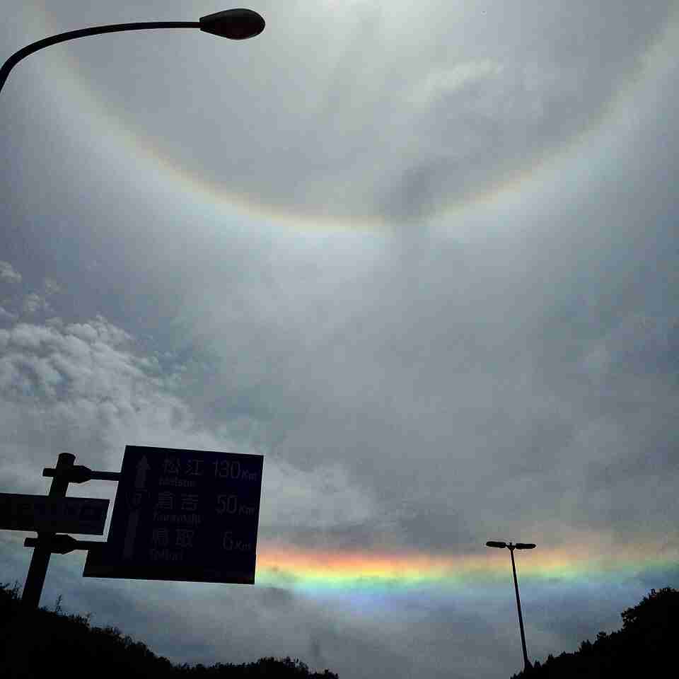 青空にかかる虹「環水平アーク」が出現　かなり珍しい「幻日環」も