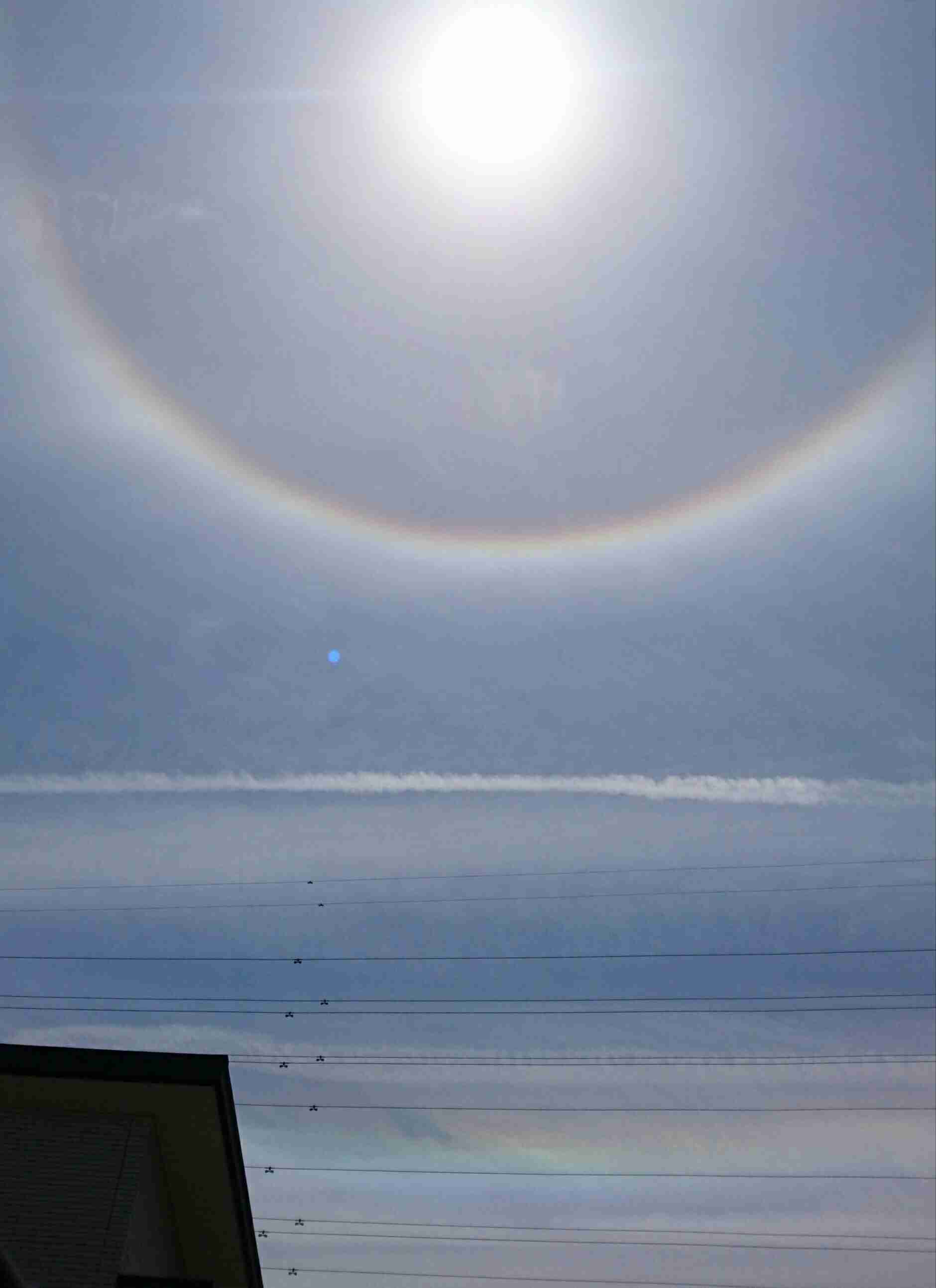 青空にかかる虹「環水平アーク」が出現　かなり珍しい「幻日環」も