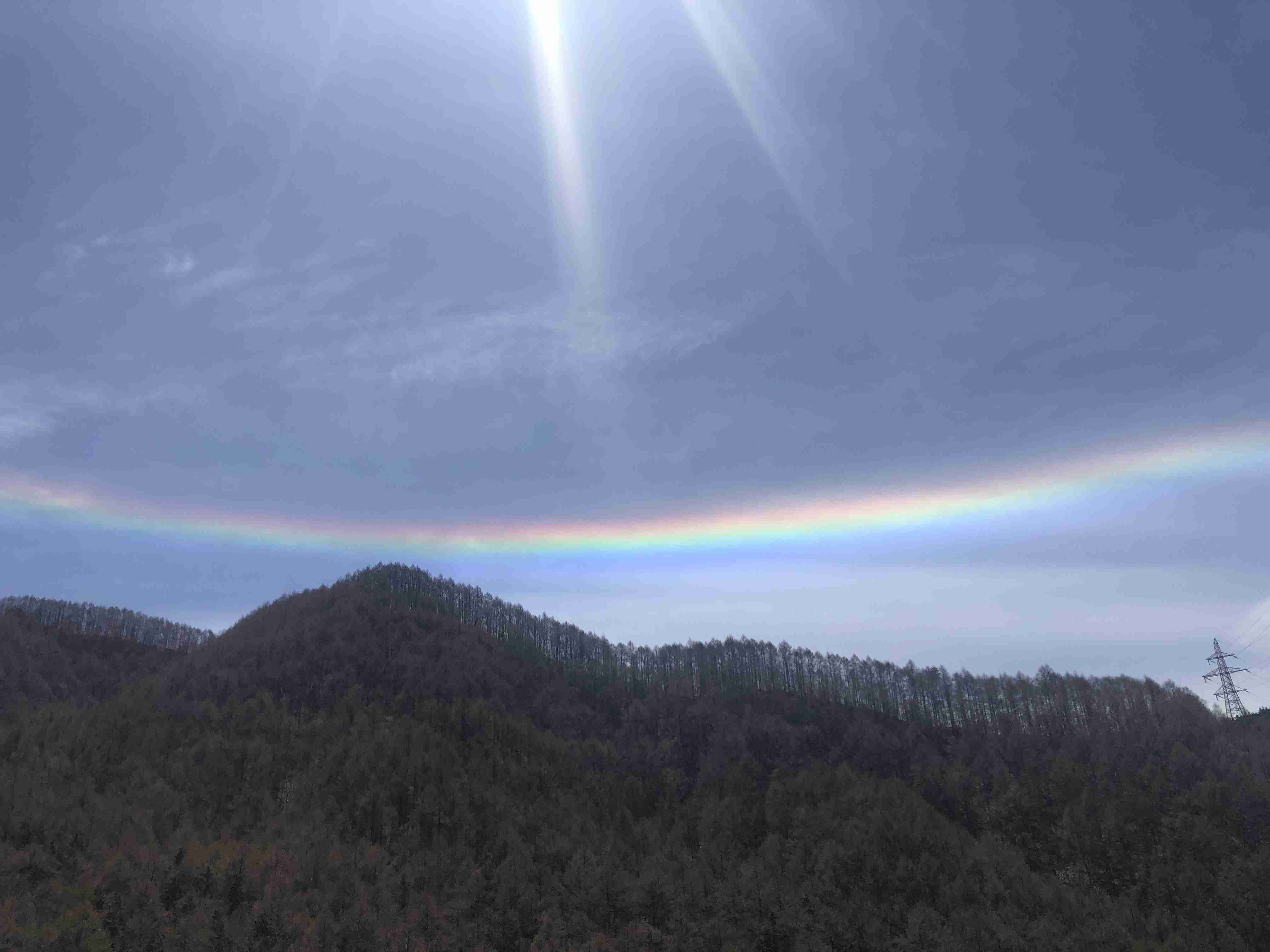 青空にかかる虹「環水平アーク」が出現　かなり珍しい「幻日環」も