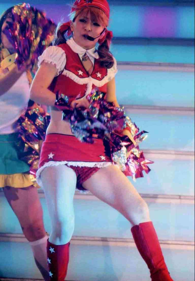 浜崎あゆみ、ライブのステージ衣装に批判殺到「安室奈美恵のパクリ」「これはひどい」 