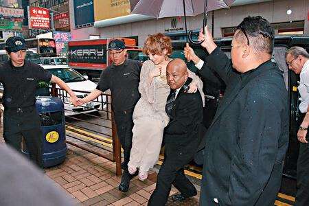 浜崎あゆみ、ライブのステージ衣装に批判殺到「安室奈美恵のパクリ」「これはひどい」 