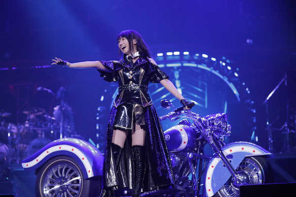 浜崎あゆみ、ライブのステージ衣装に批判殺到「安室奈美恵のパクリ」「これはひどい」 