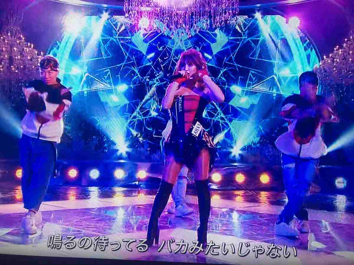 浜崎あゆみ、ライブのステージ衣装に批判殺到「安室奈美恵のパクリ」「これはひどい」 