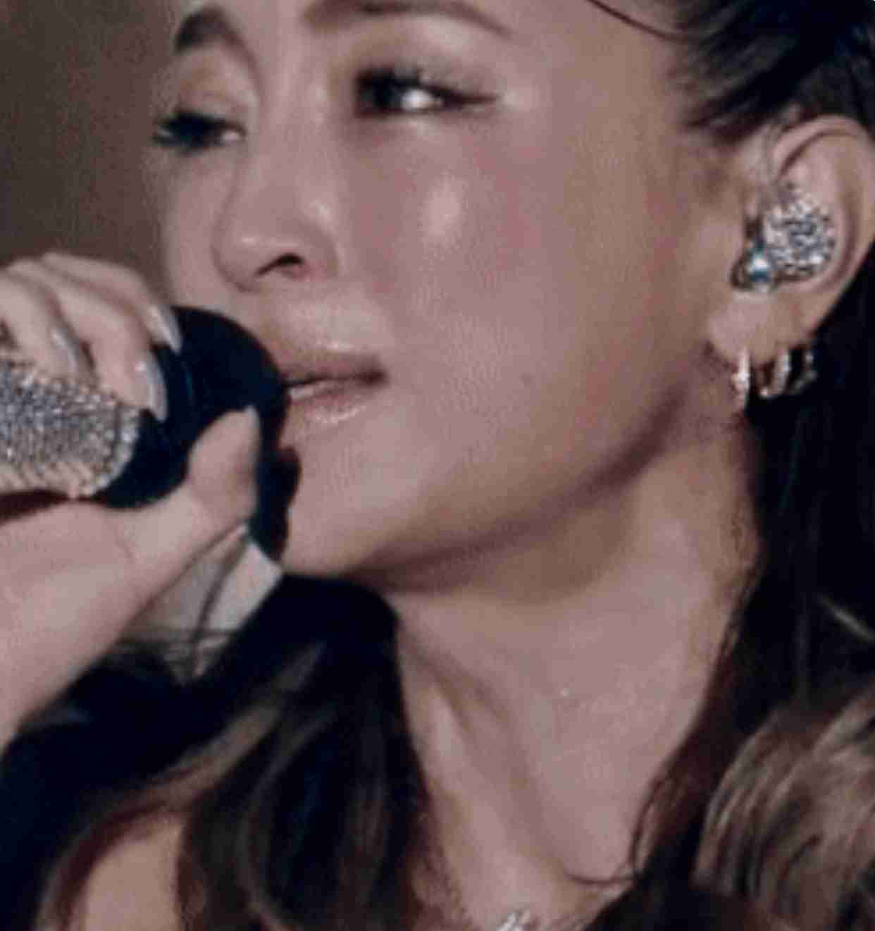 浜崎あゆみ、ライブのステージ衣装に批判殺到「安室奈美恵のパクリ」「これはひどい」 