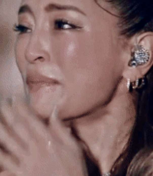 浜崎あゆみ、ライブのステージ衣装に批判殺到「安室奈美恵のパクリ」「これはひどい」 