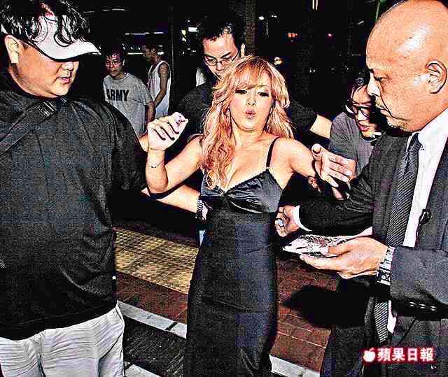 浜崎あゆみ、ライブのステージ衣装に批判殺到「安室奈美恵のパクリ」「これはひどい」 