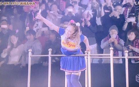 浜崎あゆみ、ライブのステージ衣装に批判殺到「安室奈美恵のパクリ」「これはひどい」
