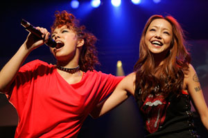 浜崎あゆみ、ライブのステージ衣装に批判殺到「安室奈美恵のパクリ」「これはひどい」 