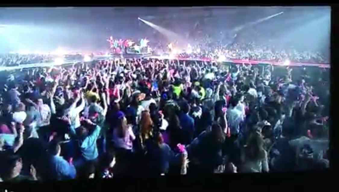 浜崎あゆみ、ライブのステージ衣装に批判殺到「安室奈美恵のパクリ」「これはひどい」