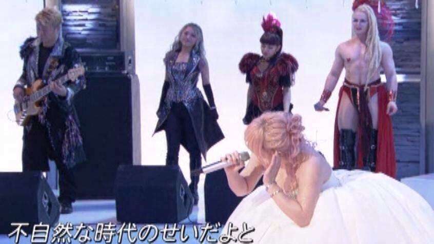 浜崎あゆみ、ライブのステージ衣装に批判殺到「安室奈美恵のパクリ」「これはひどい」 