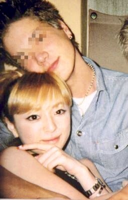 浜崎あゆみ、ライブのステージ衣装に批判殺到「安室奈美恵のパクリ」「これはひどい」 